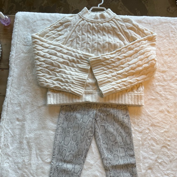 Guess waxy snakeskin denim. Size 24, fits like a 24-25. Stretchy never worn - Picture 7 of 9